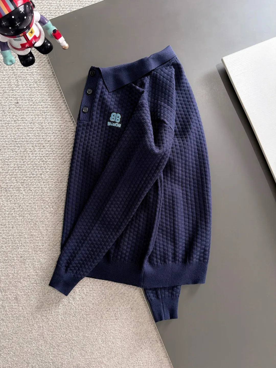 Next day shipping P195 Balenciaga high quality 2026 autumn and winter official website latest sweater, on sale at the same time at the counter Hot Sale! Specially made of wool blended fabric. It feels comfortable and can be directly in contact with the skin. The logo badge is exquisitely embroidered, which is extremely eye-catching! The details highlight the fashionable charm of big brands. Exquisite workmanship. Three-dimensional cutting style. The wearing effect is invincible and handsome! All three standards are complete! Sizes:M-3XL